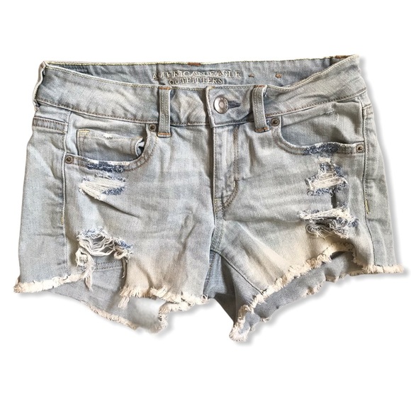 5/$20 SALE ✨ AEO Distressed Midi Stretch Light Wash Denim Jean Short - Picture 1 of 10